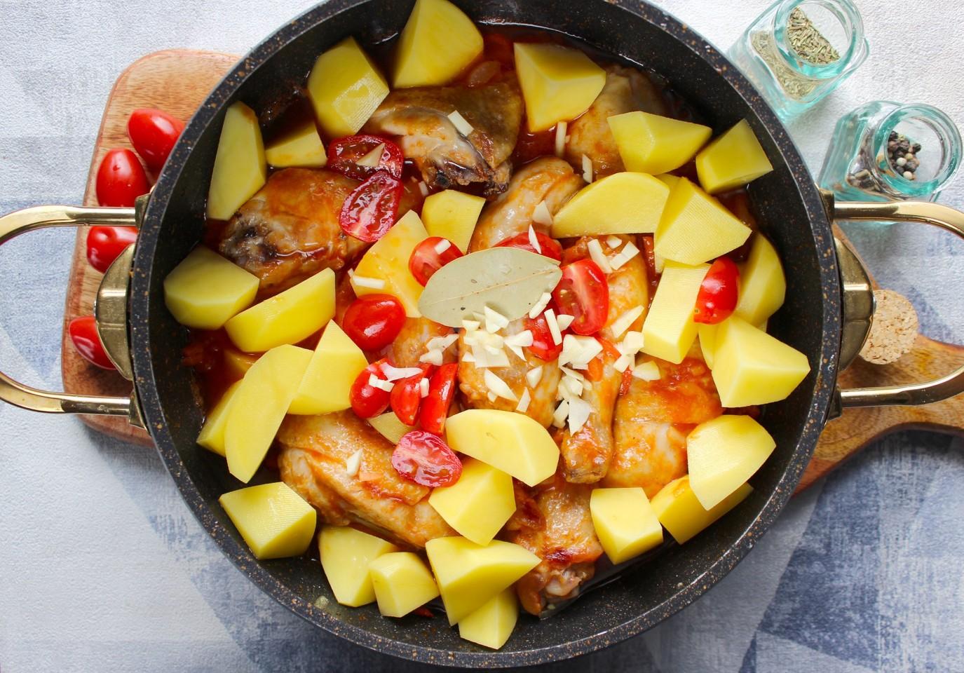 Шаг 10 приготовления Штрули с курицей и картошкой