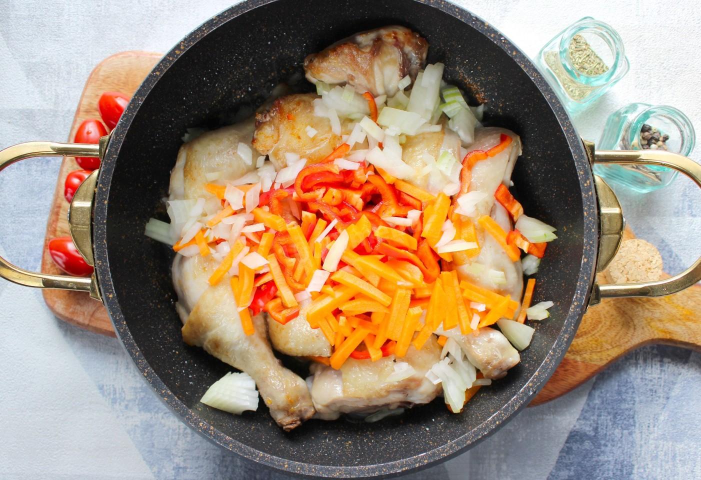 Шаг 8 приготовления Штрули с курицей и картошкой