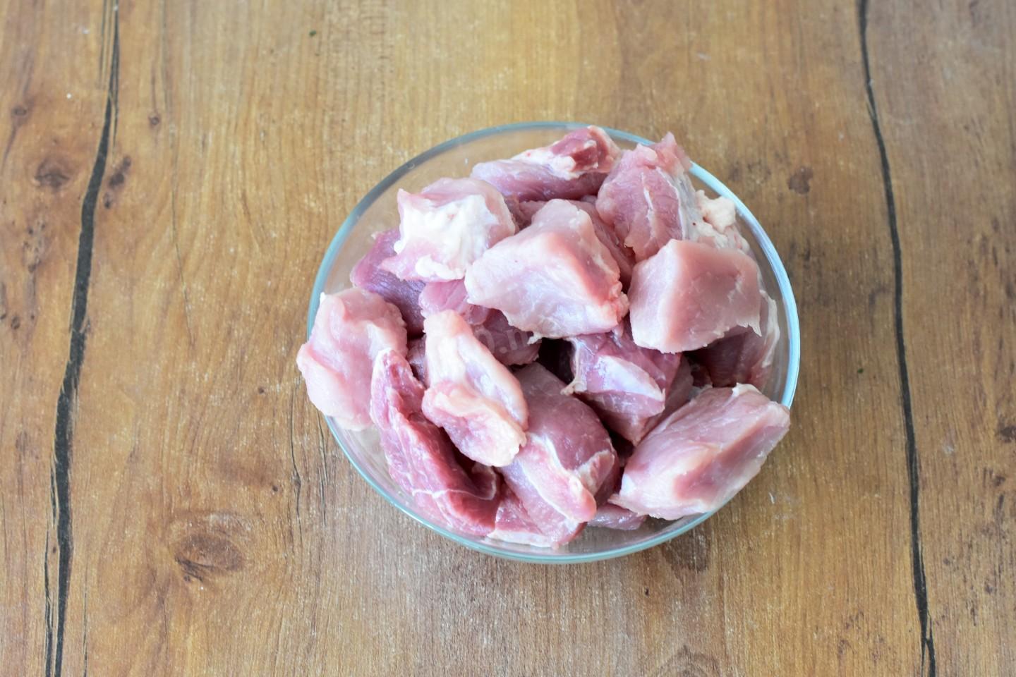Шаг 2 приготовления Макароны с мясом в казане на плите или костре