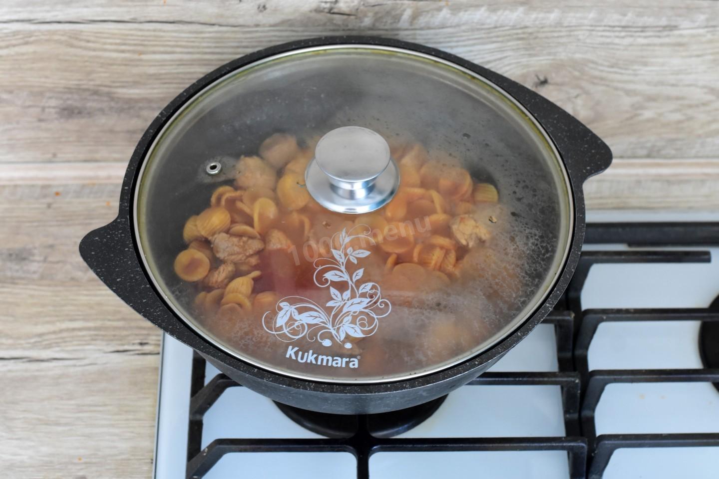 Шаг 9 приготовления Макароны с мясом в казане на плите или костре