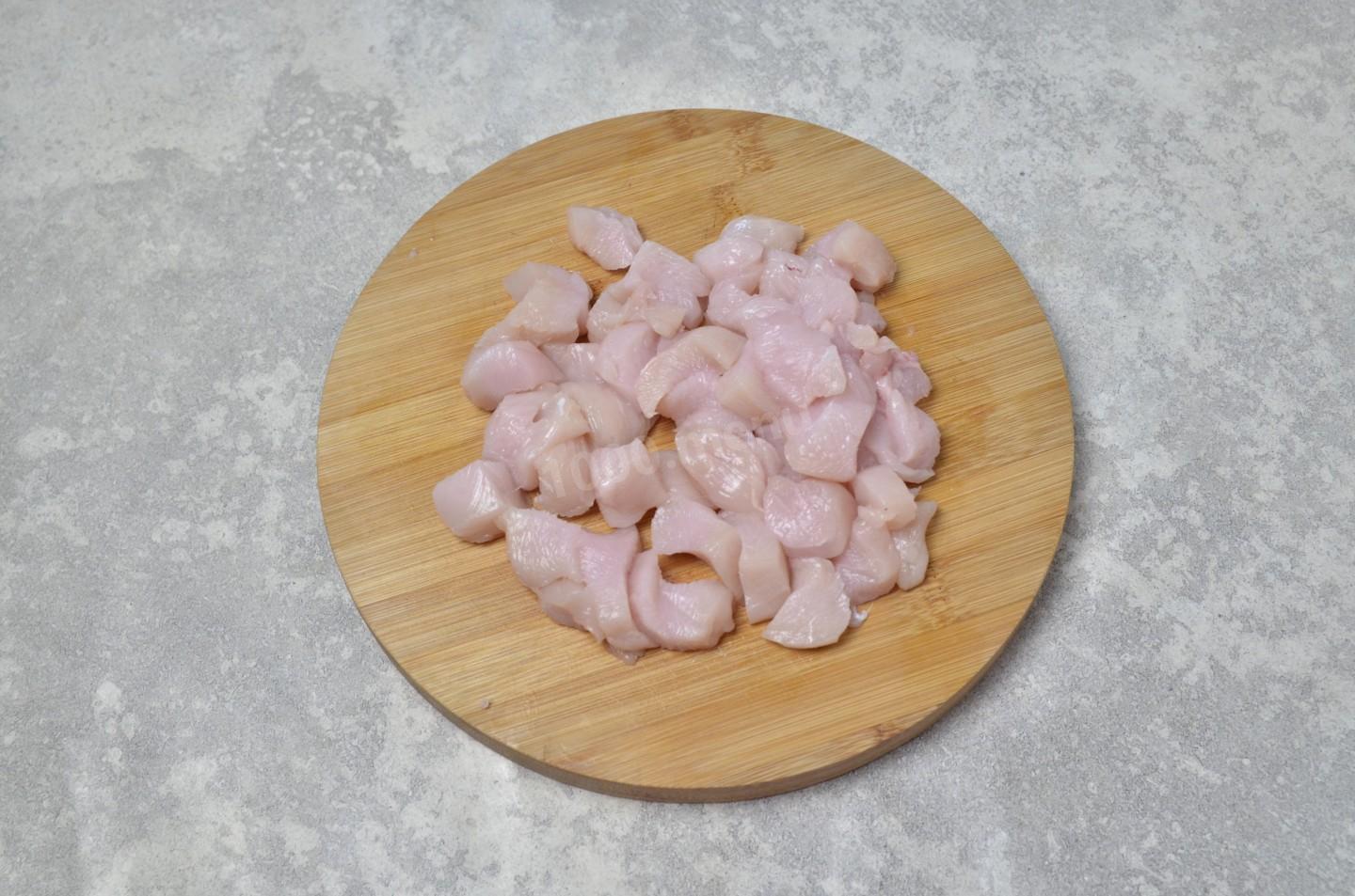 Шаг 3 приготовления Курица со сливками и грибами на сковороде