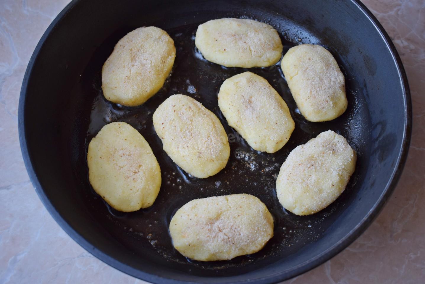 Шаг 5 приготовления Картофельные котлеты классические на сковороде