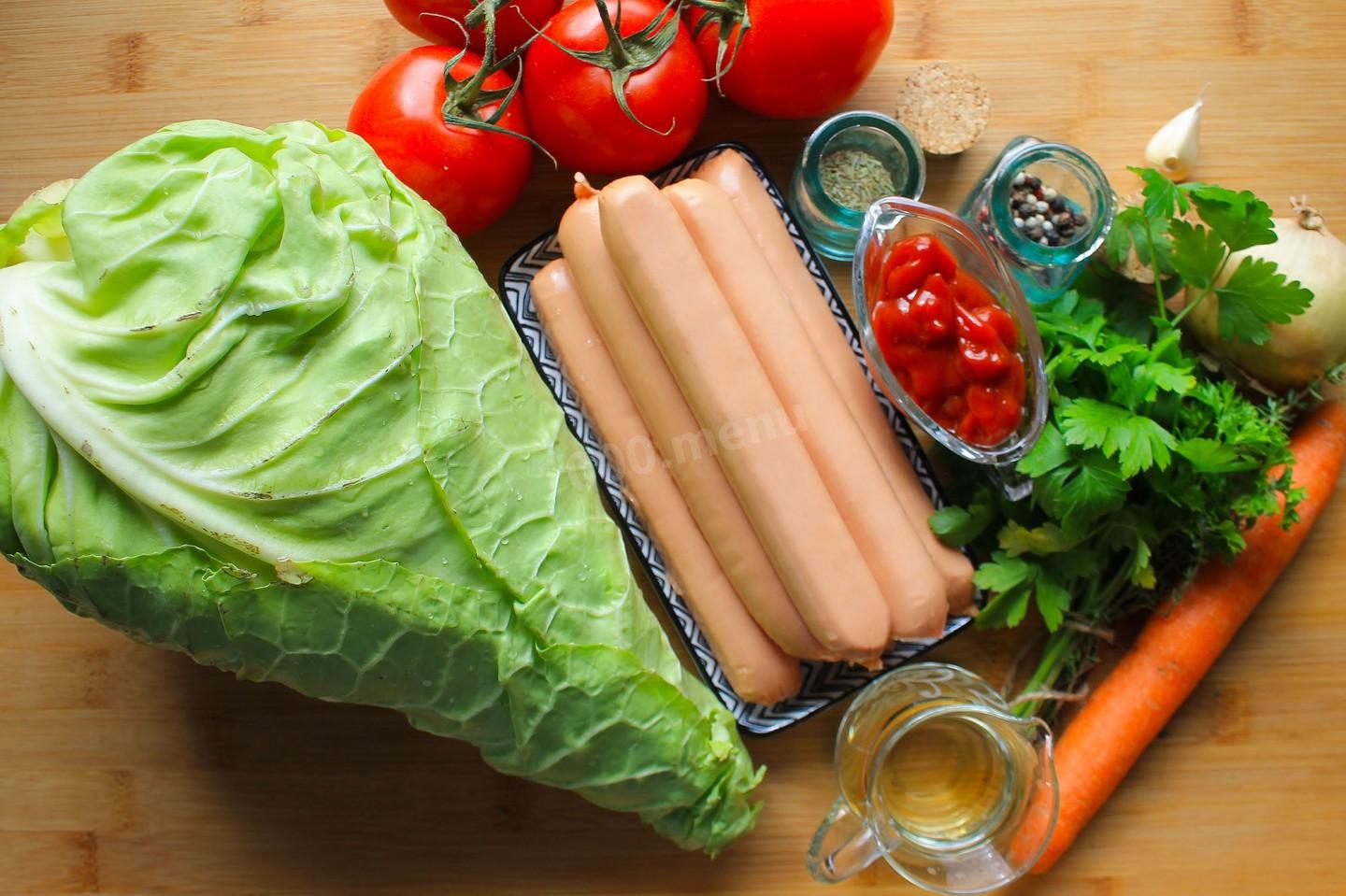 Шаг 1 приготовления Солянка с сосисками и капустой на сковороде