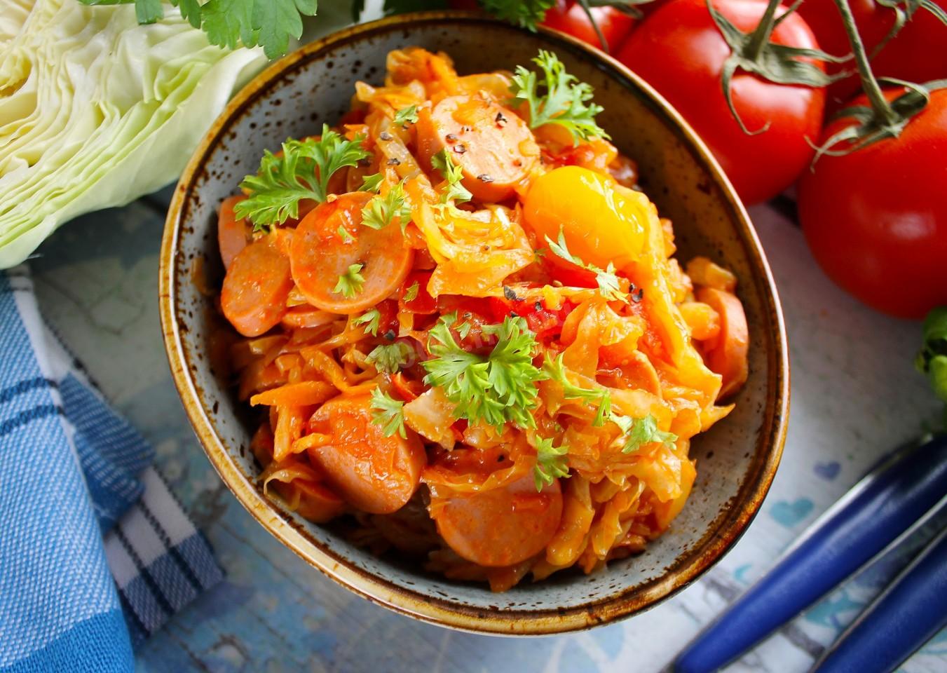 Шаг 10 приготовления Солянка с сосисками и капустой на сковороде