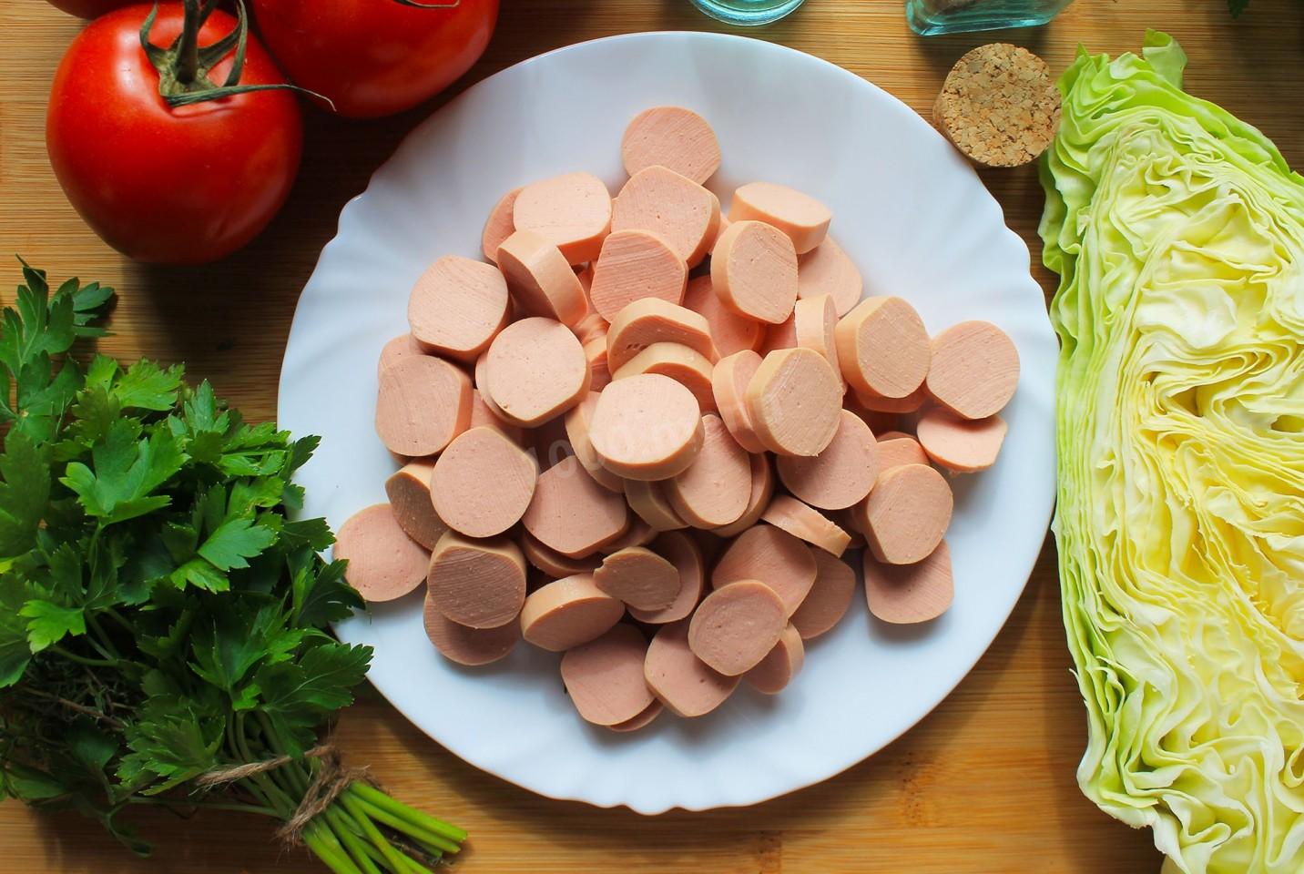 Шаг 7 приготовления Солянка с сосисками и капустой на сковороде