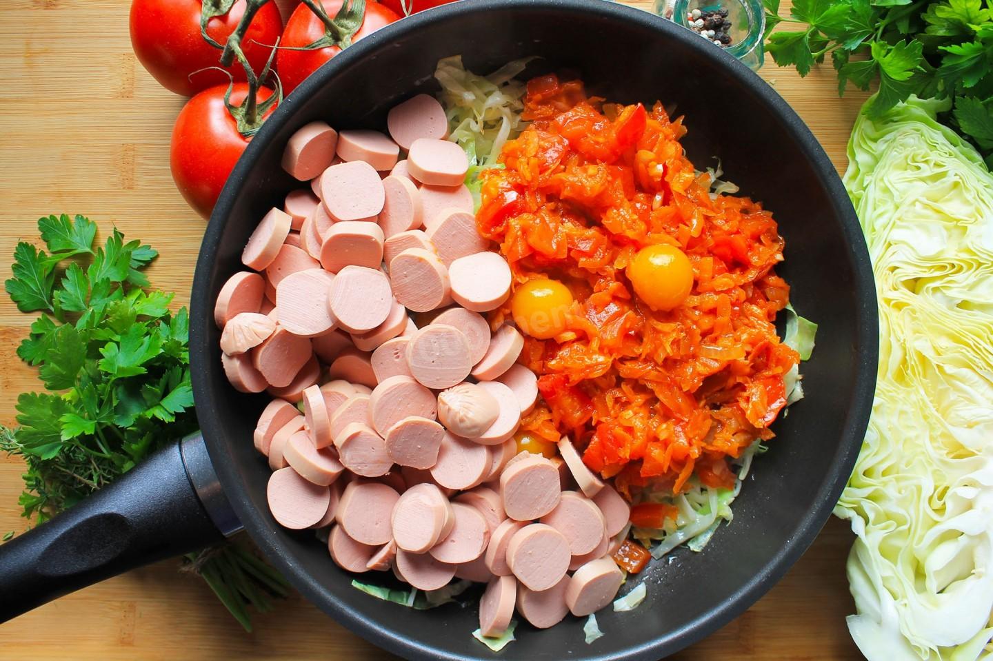 Шаг 8 приготовления Солянка с сосисками и капустой на сковороде