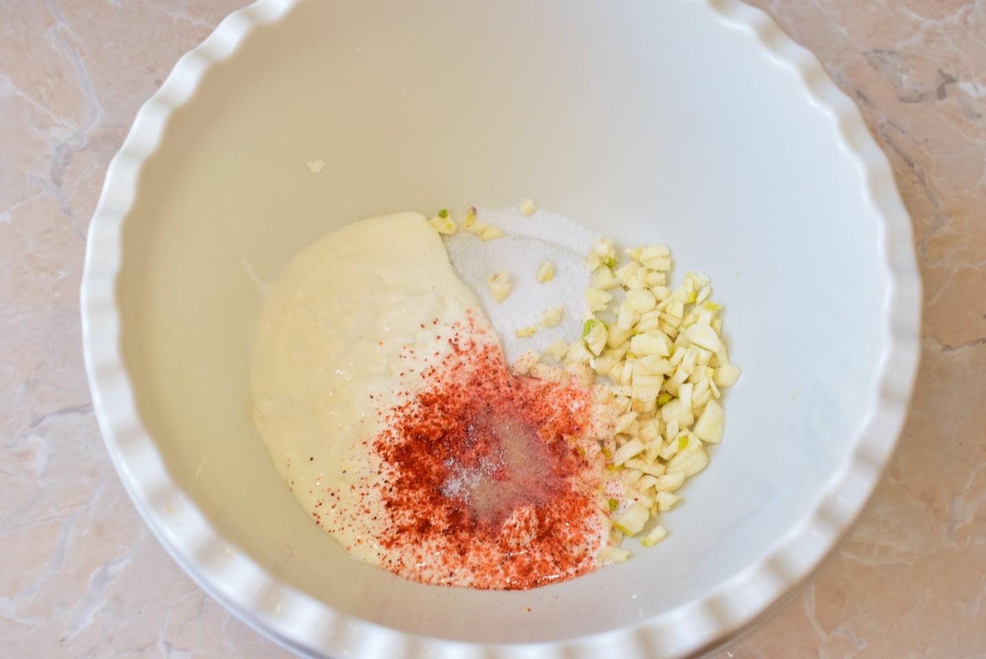 Шаг 3 приготовления Курица с картошкой в сметане в духовке