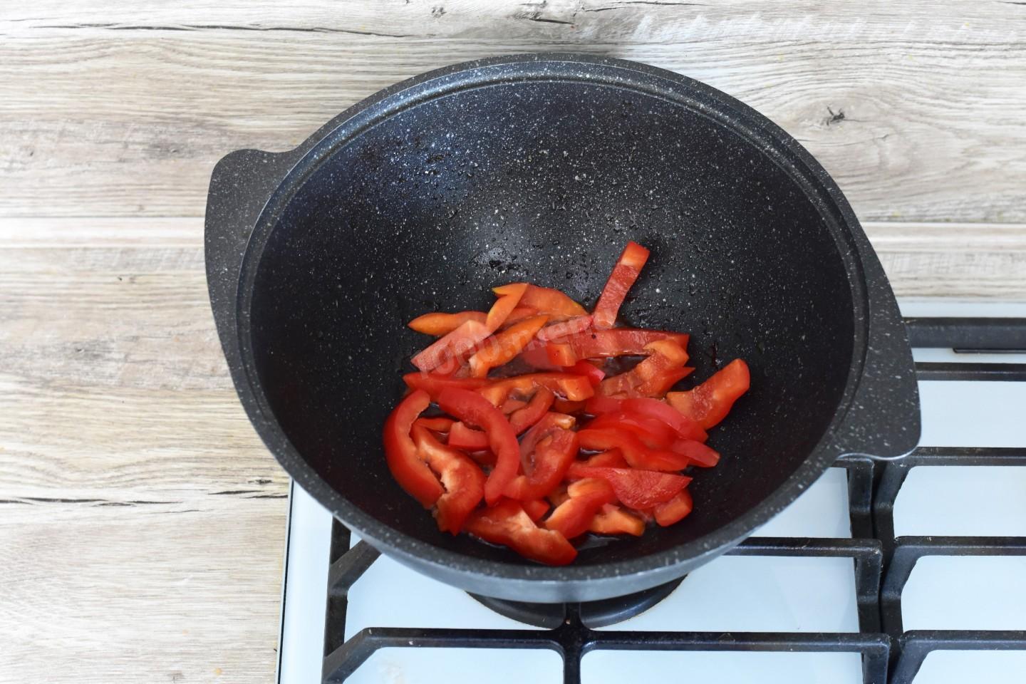 Шаг 11 приготовления Жаркое из курицы с картошкой