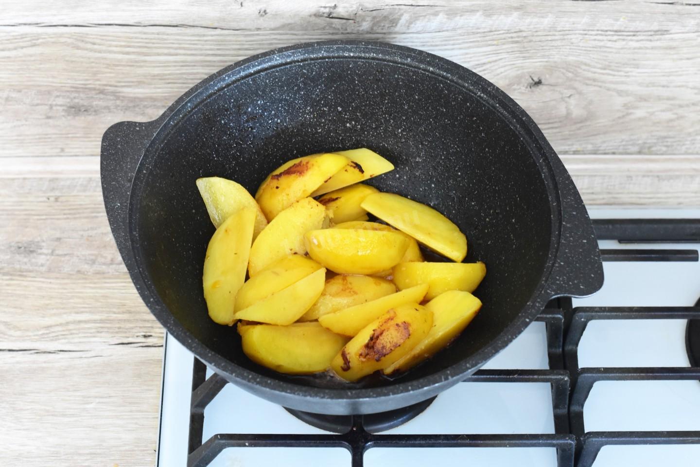 Шаг 9 приготовления Жаркое из курицы с картошкой