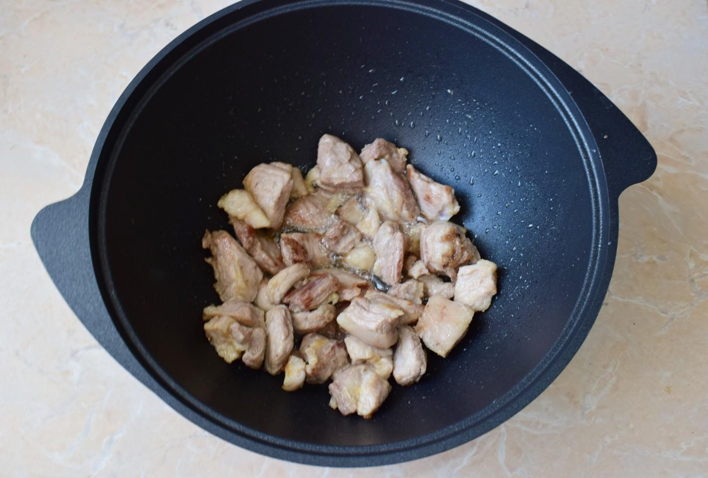 Шаг 2 приготовления Тушеная картошка с мясом в казане
