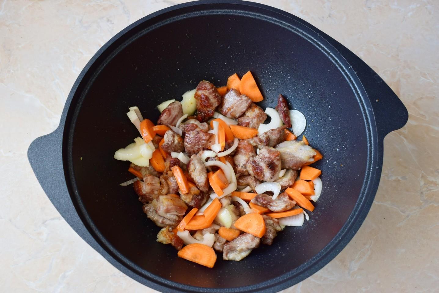 Шаг 4 приготовления Тушеная картошка с мясом в казане