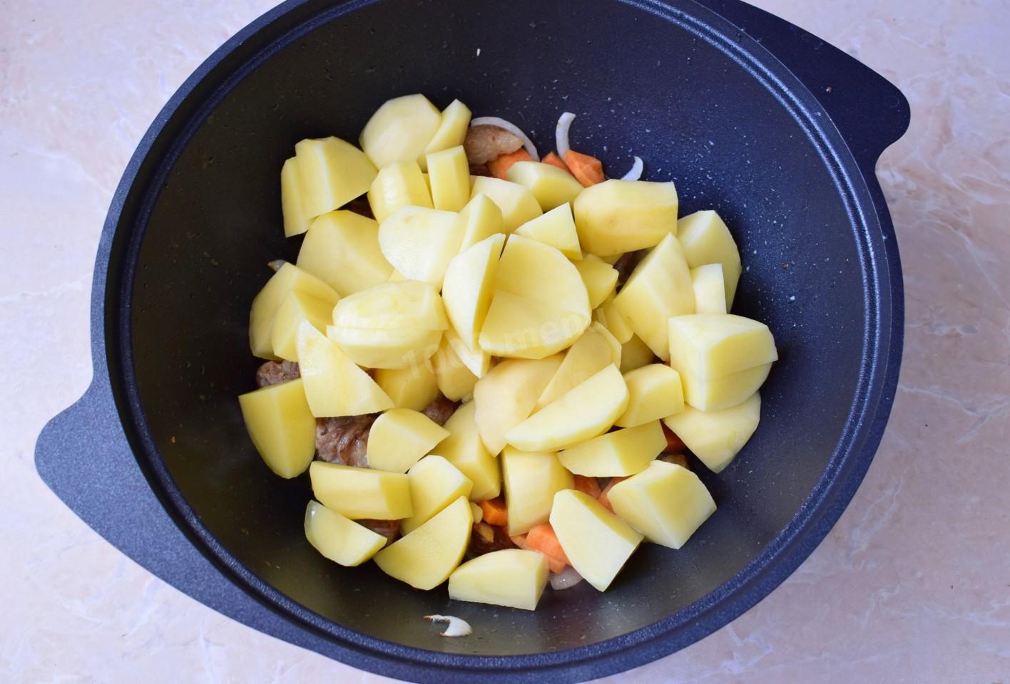 Шаг 5 приготовления Тушеная картошка с мясом в казане