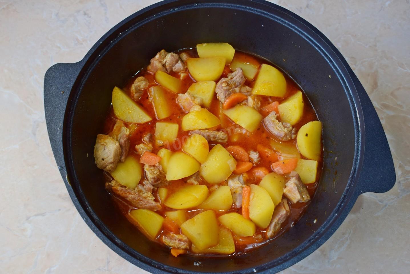 Шаг 6 приготовления Тушеная картошка с мясом в казане