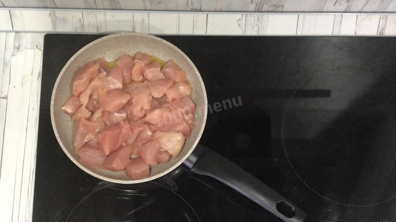 Шаг 4 приготовления Индейка жареная на сковороде кусочками