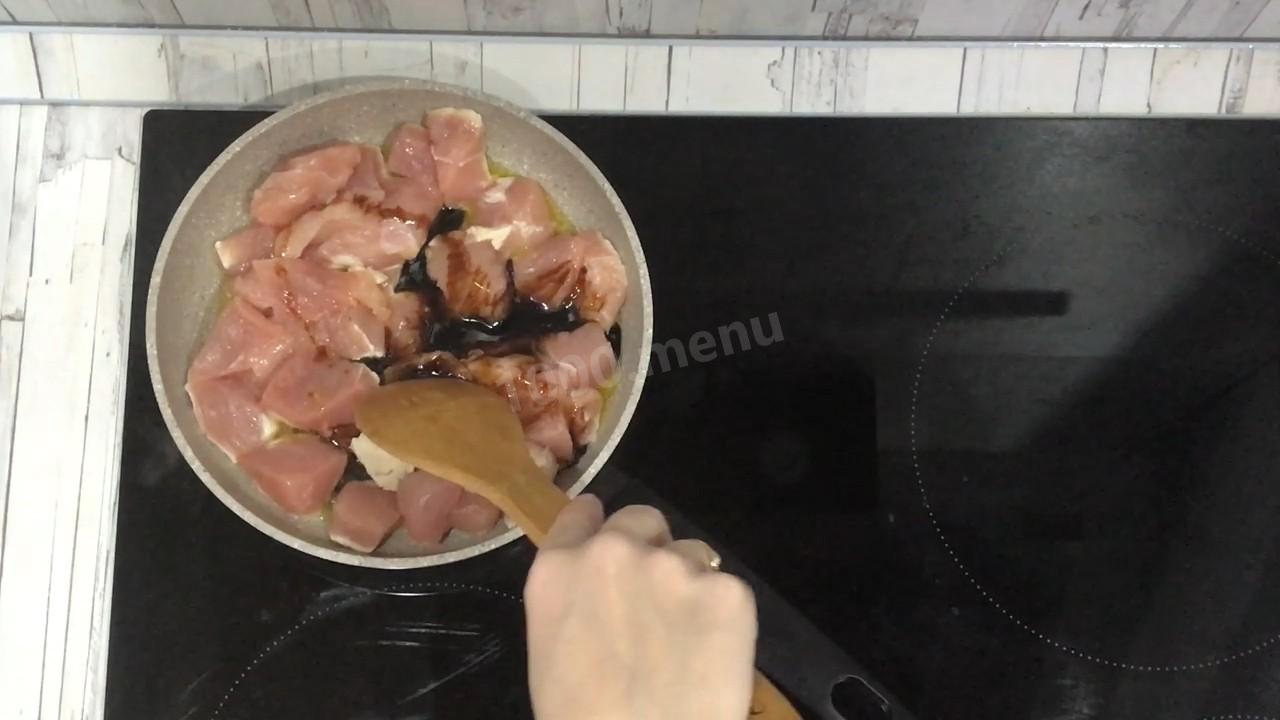 Шаг 5 приготовления Индейка жареная на сковороде кусочками