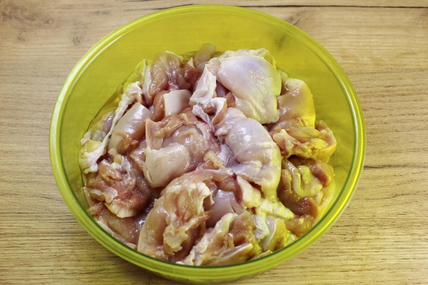 Шаг 2 приготовления Рассыпчатый плов с курицей в кастрюле на плите