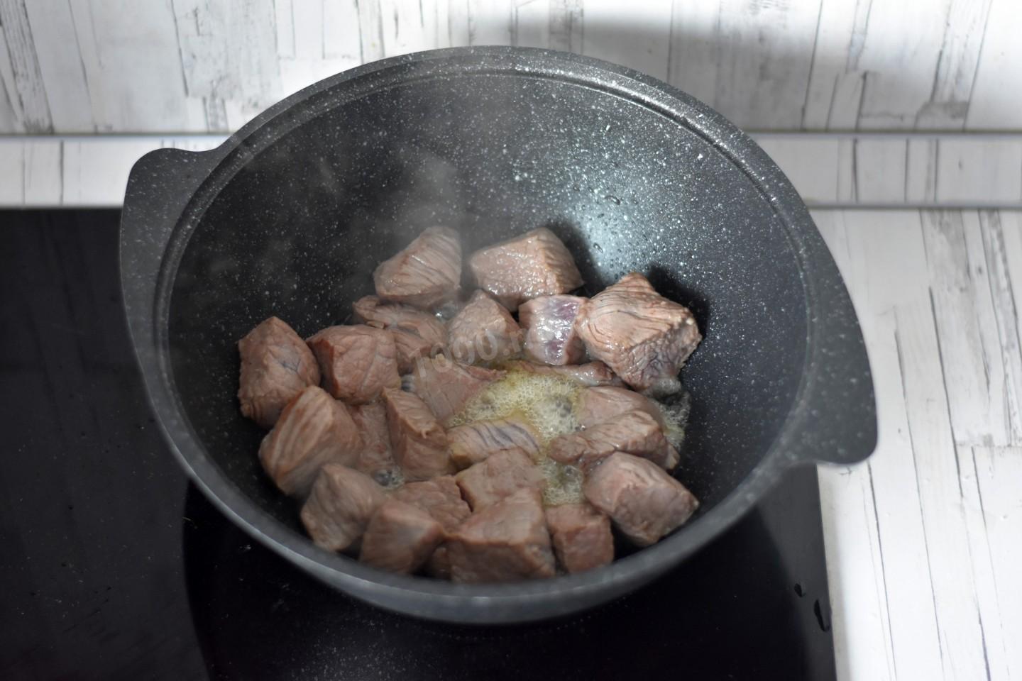 Шаг 6 приготовления Говядина с овощами в казане