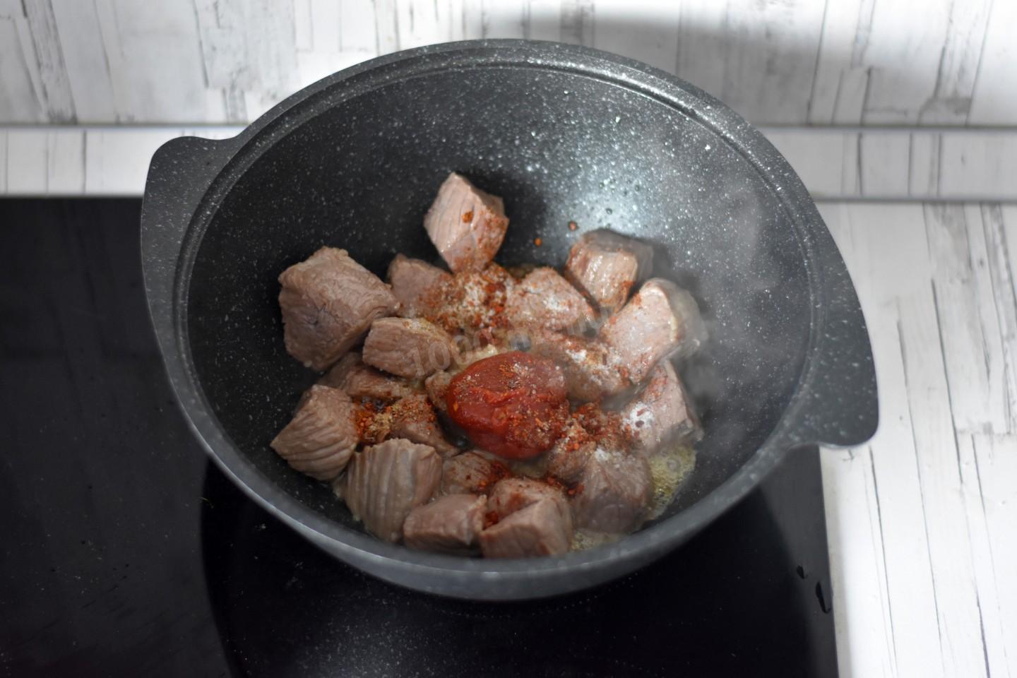 Шаг 7 приготовления Говядина с овощами в казане
