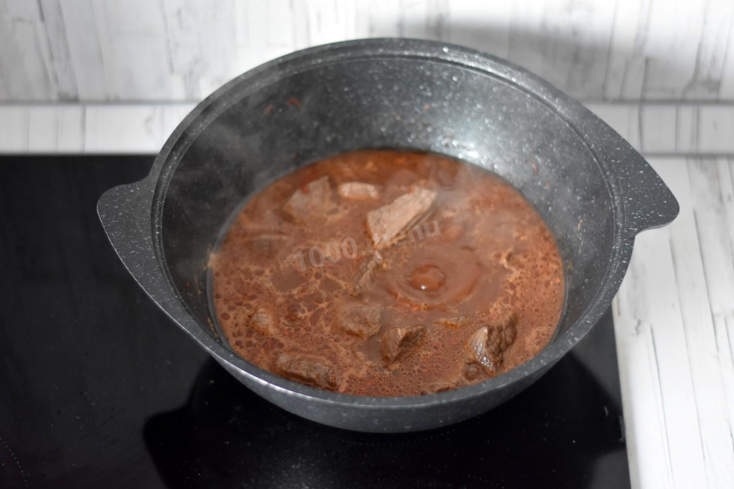 Шаг 8 приготовления Говядина с овощами в казане