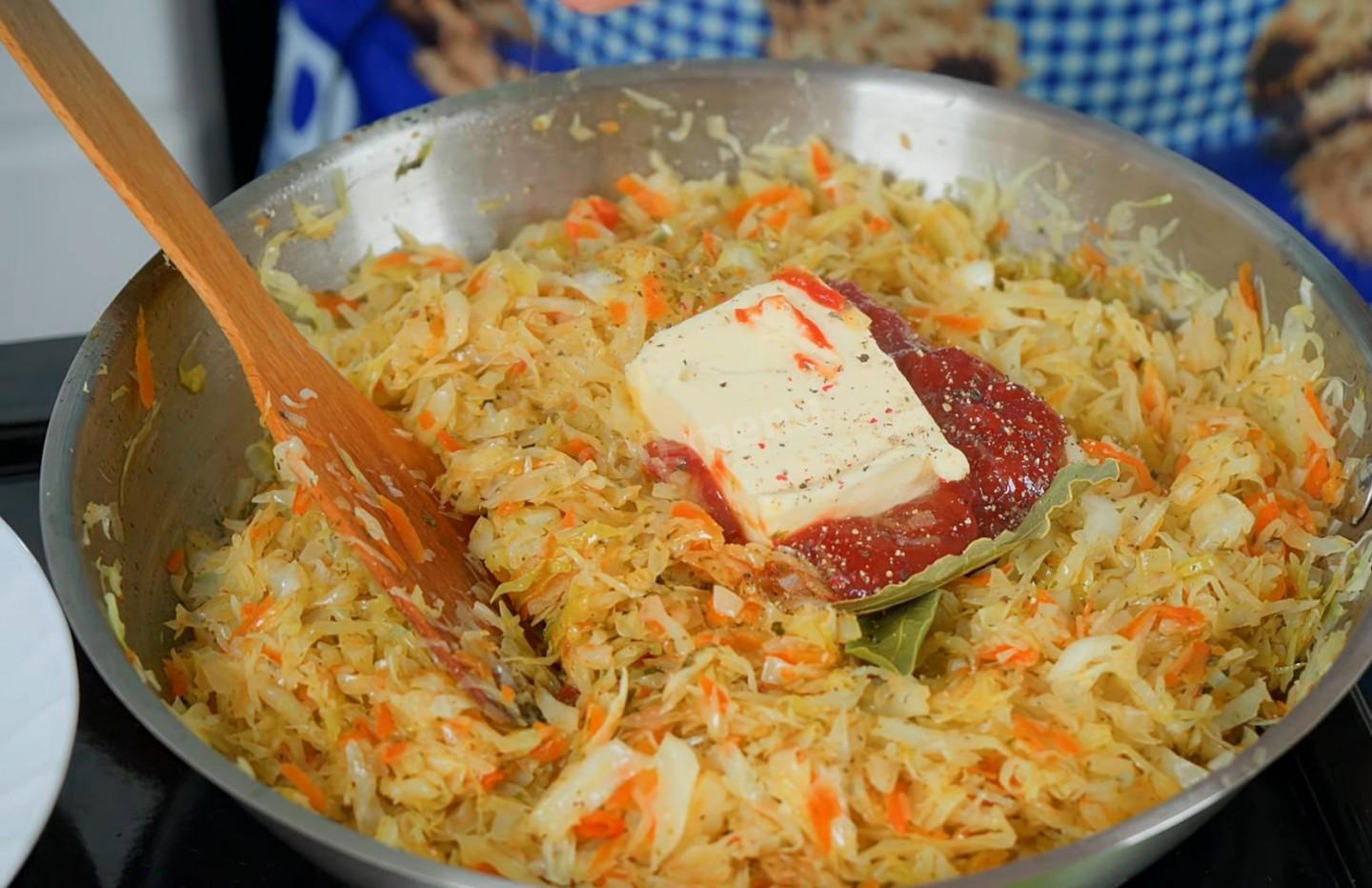 Шаг 10 приготовления Капуста с морковью и луком на сковороде