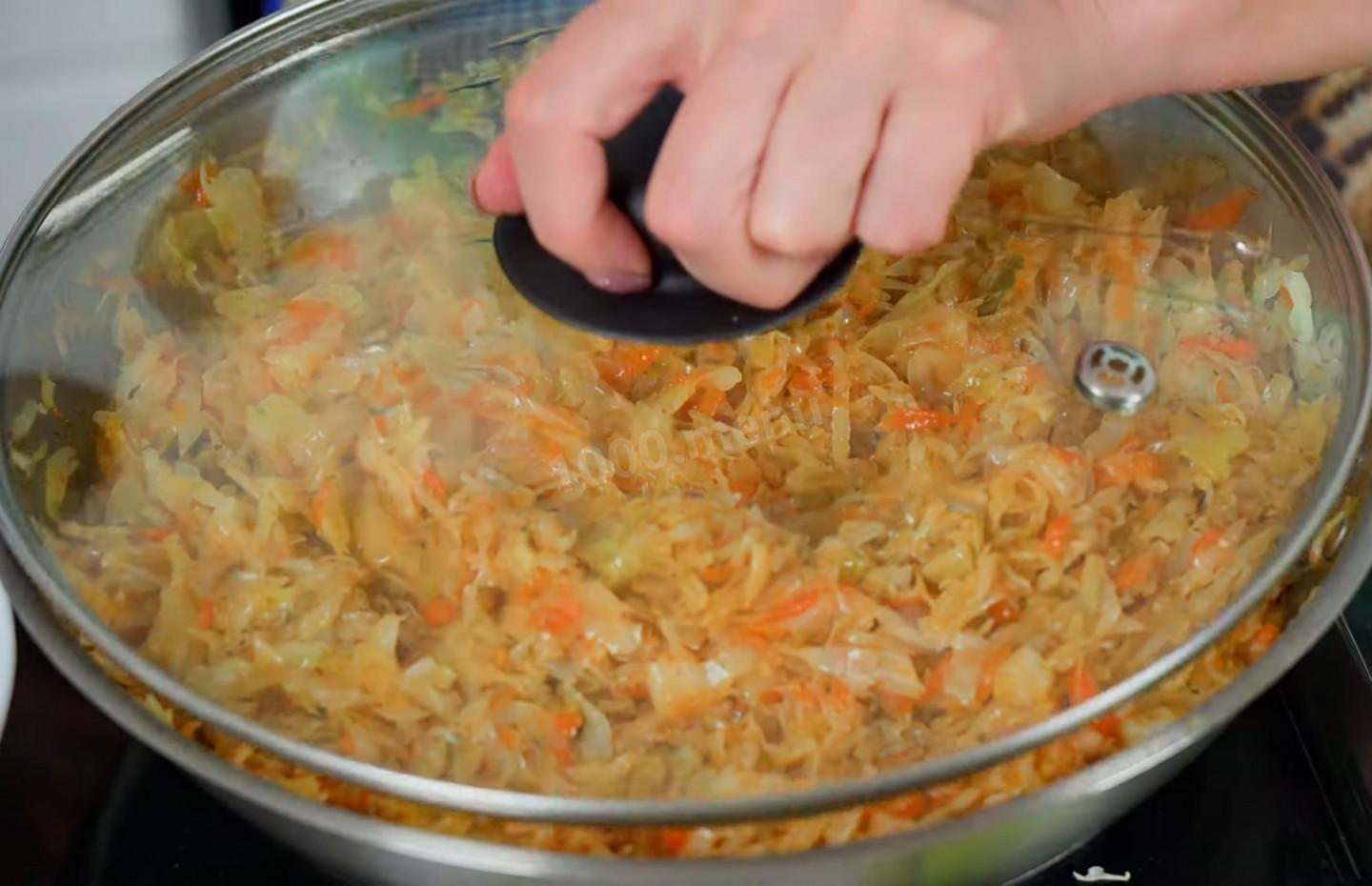 Шаг 11 приготовления Капуста с морковью и луком на сковороде