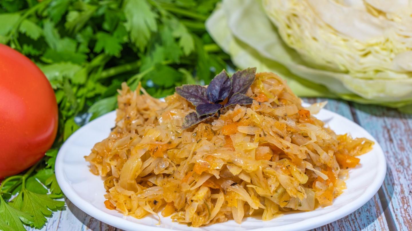 Шаг 12 приготовления Капуста с морковью и луком на сковороде