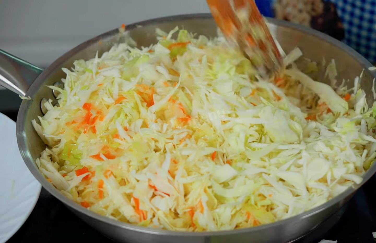 Шаг 7 приготовления Капуста с морковью и луком на сковороде