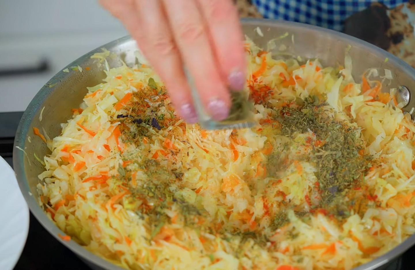 Шаг 8 приготовления Капуста с морковью и луком на сковороде