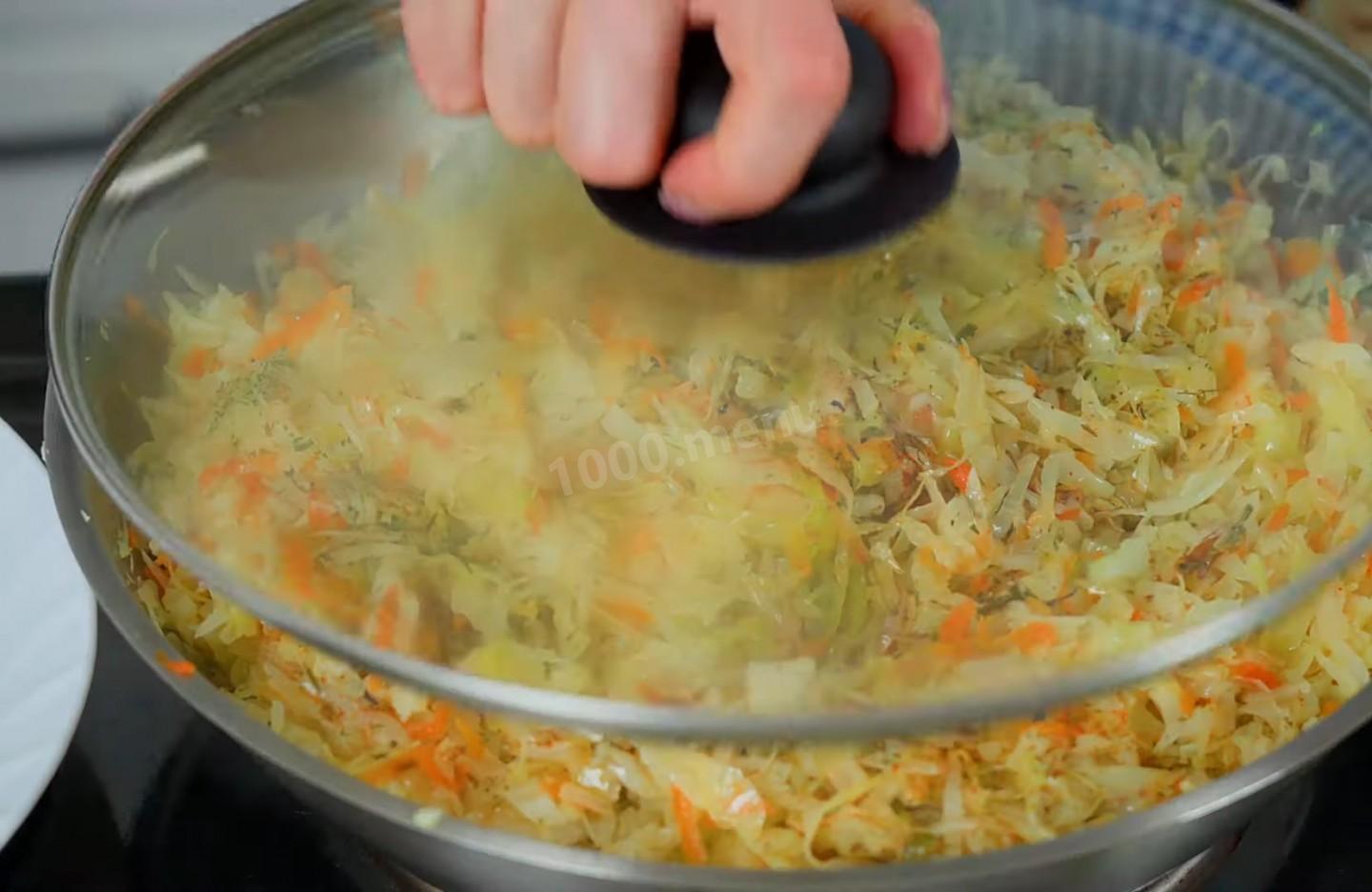 Шаг 9 приготовления Капуста с морковью и луком на сковороде