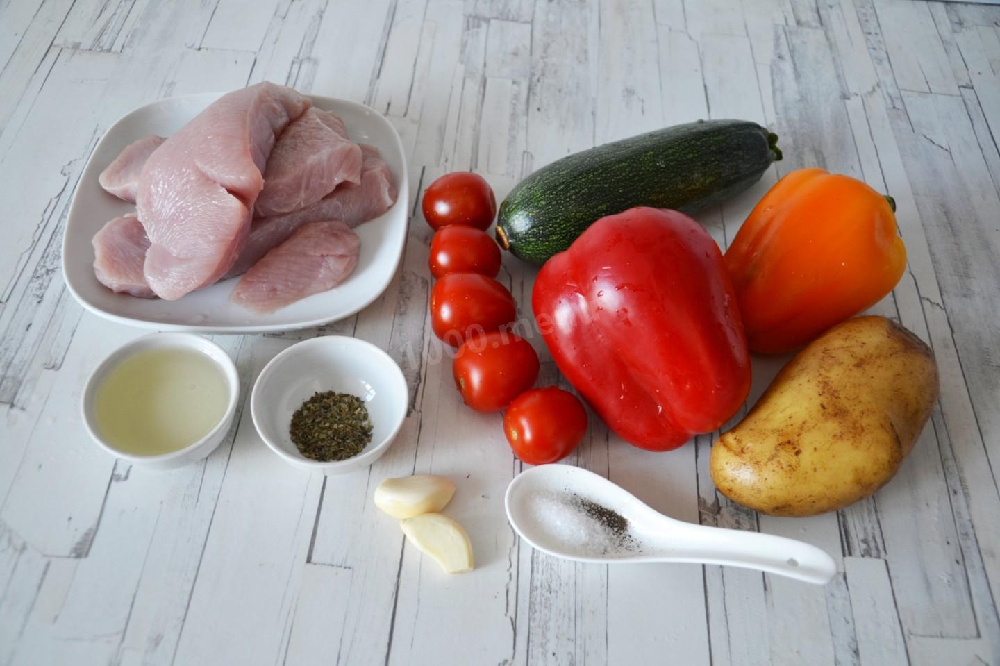 Шаг 1 приготовления Индейка с овощами в духовке
