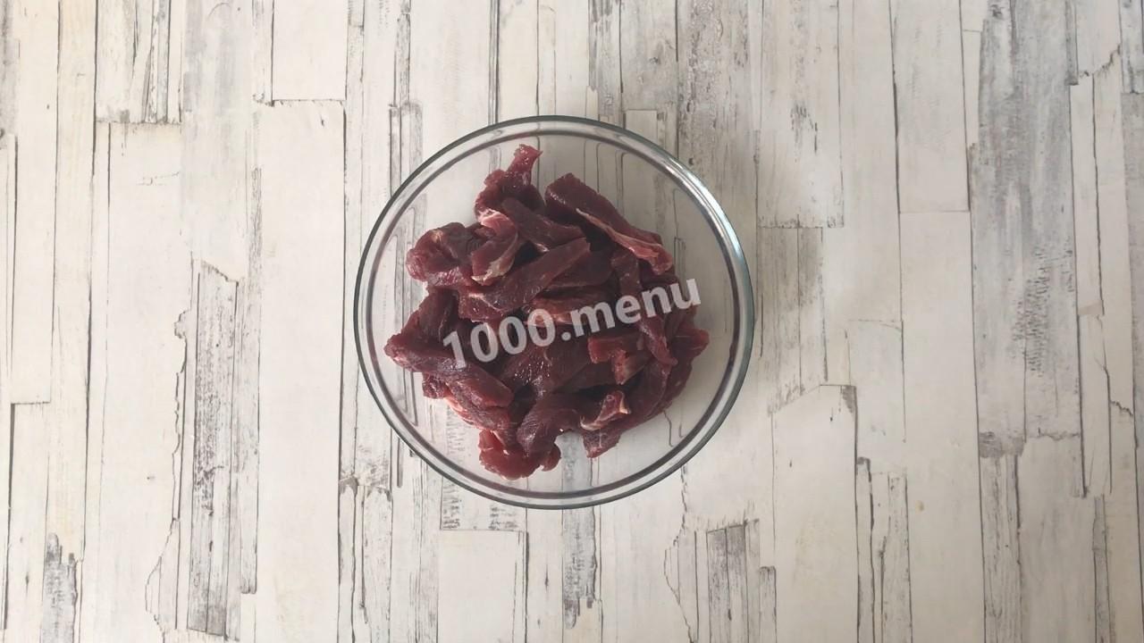 Шаг 2 приготовления Бефстроганов с грибами
