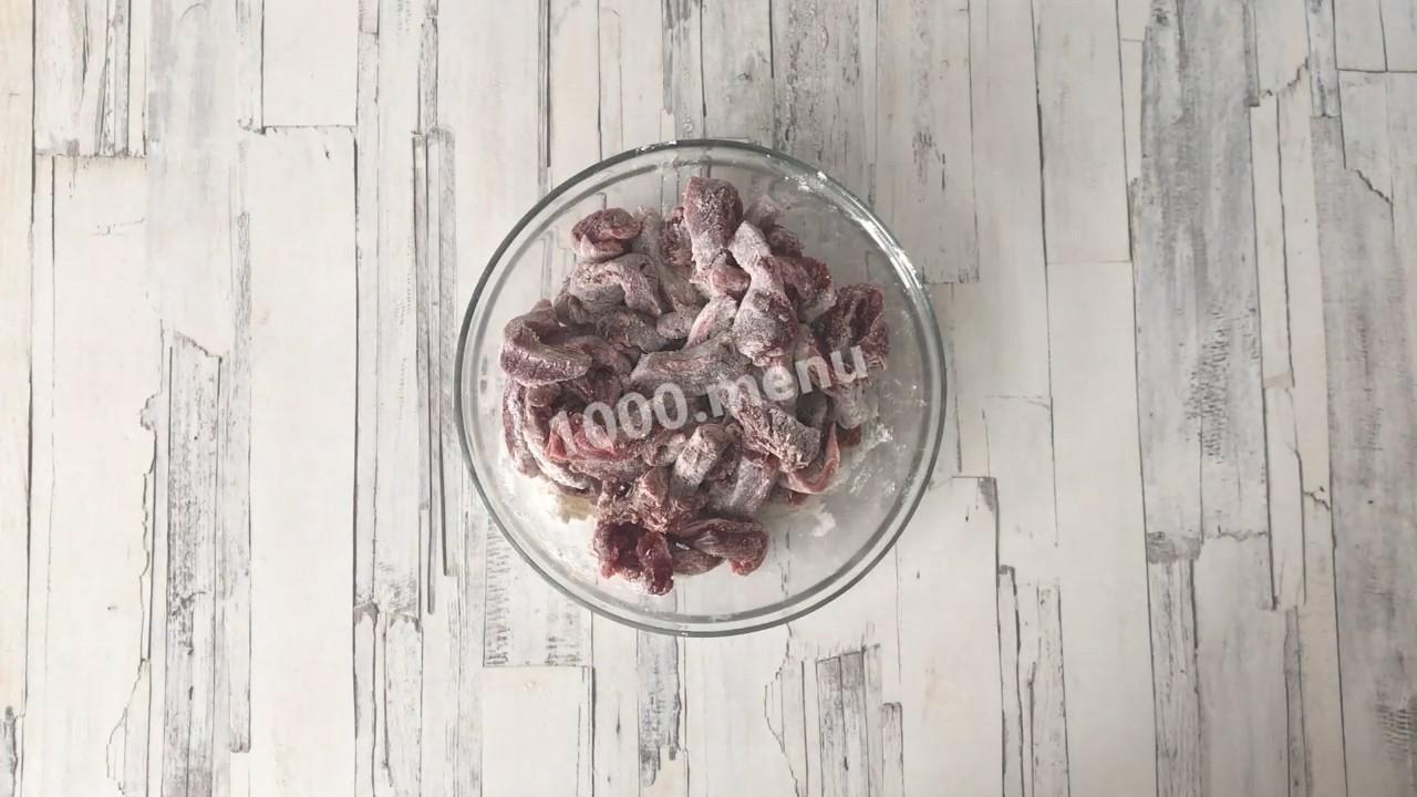 Шаг 3 приготовления Бефстроганов с грибами