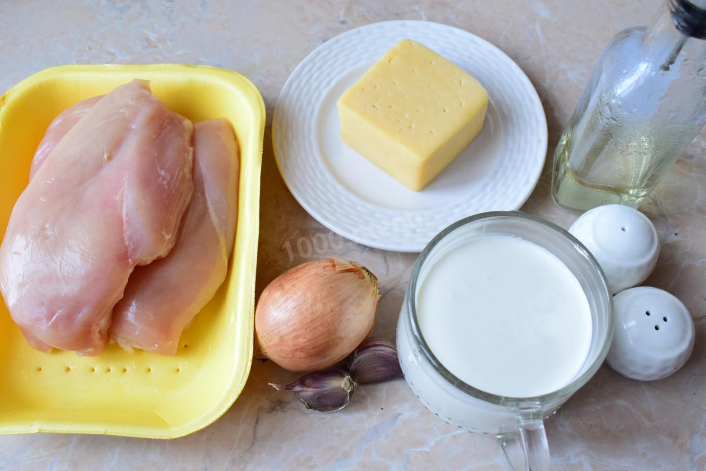 Шаг 1 приготовления Курица в сливочном соусе с сыром на сковороде