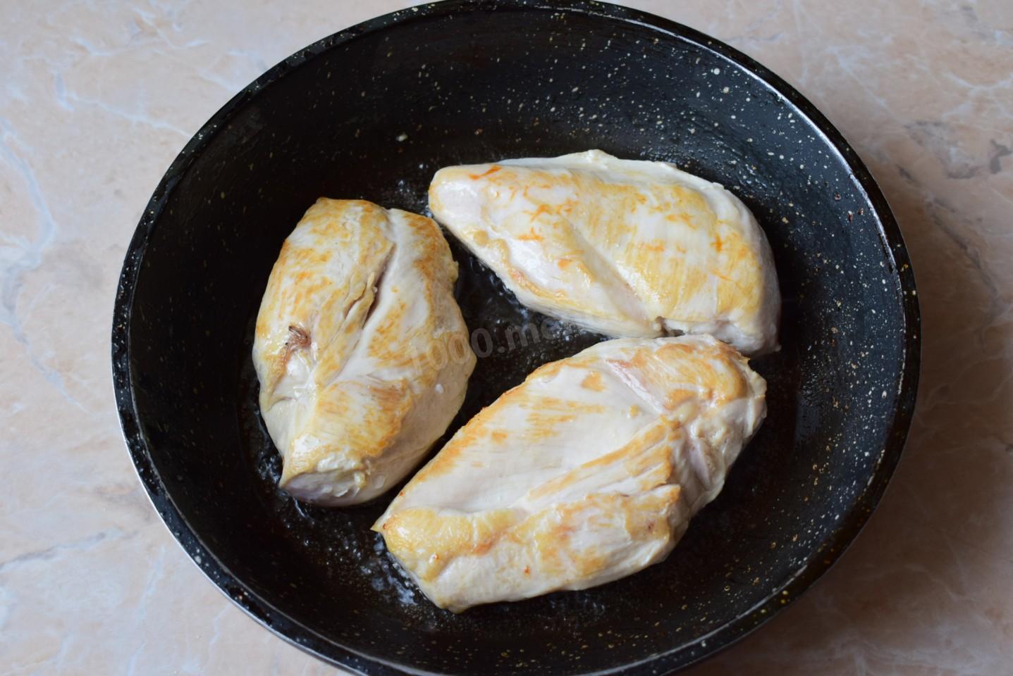 Шаг 2 приготовления Курица в сливочном соусе с сыром на сковороде