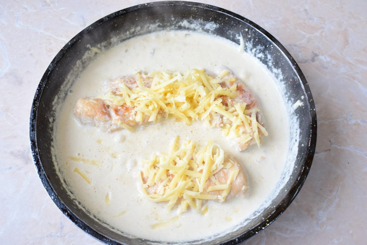 Шаг 7 приготовления Курица в сливочном соусе с сыром на сковороде