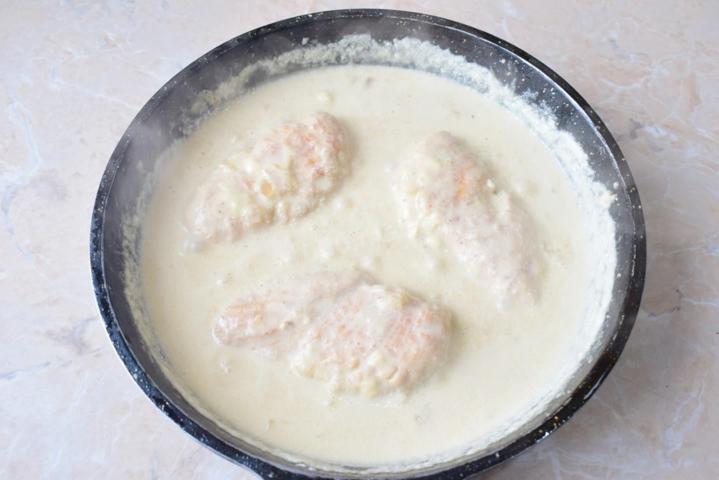 Шаг 8 приготовления Курица в сливочном соусе с сыром на сковороде