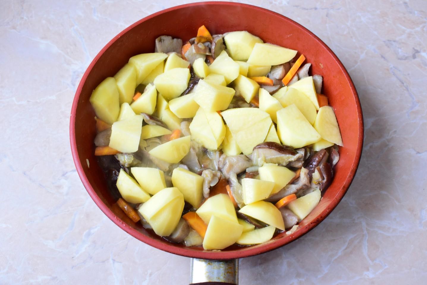 Шаг 5 приготовления Овощное рагу с грибами и картошкой