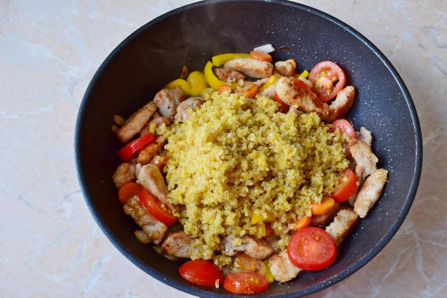 Шаг 6 приготовления Булгур с мясом свинины и овощами на сковороде