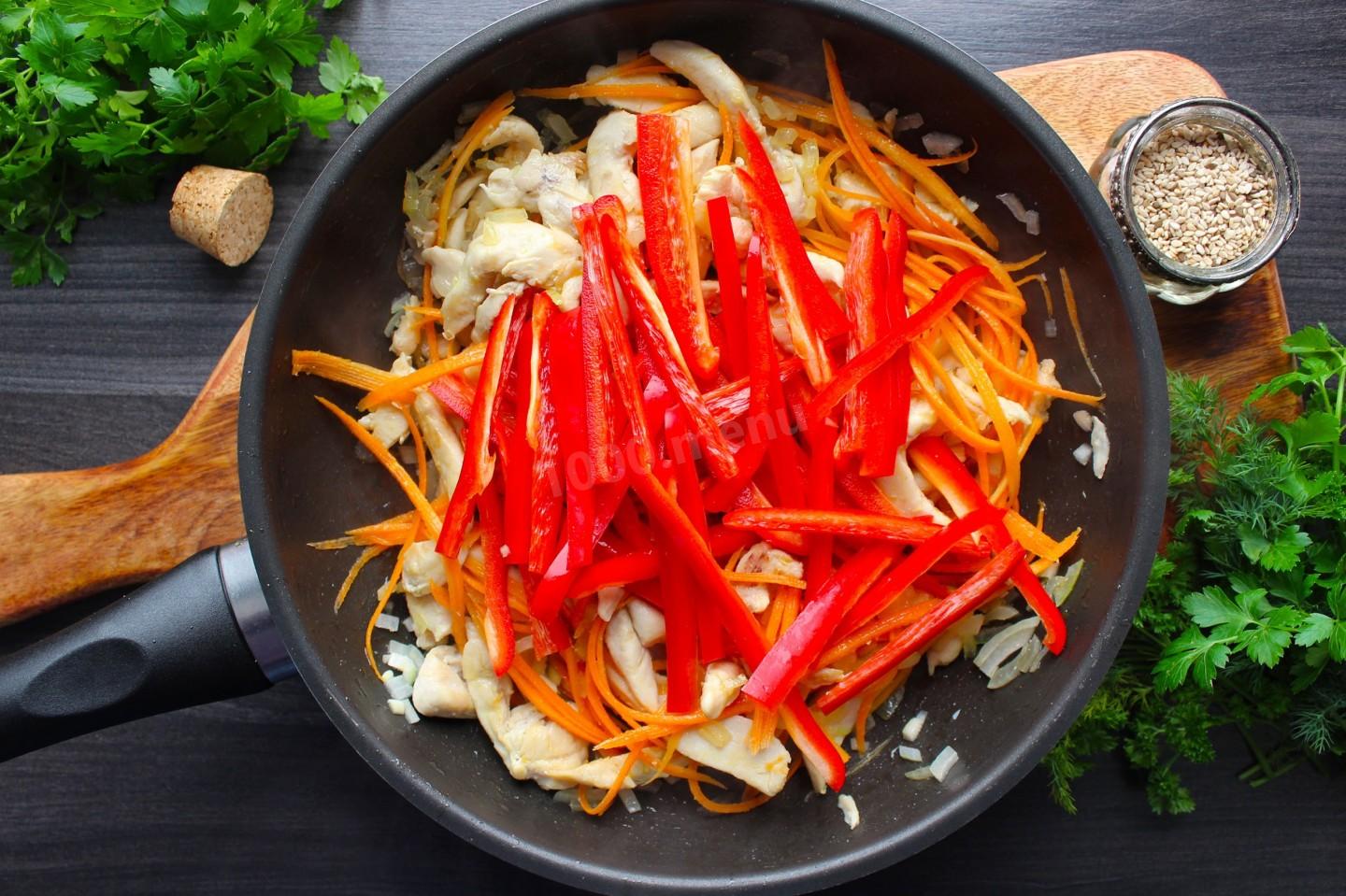 Шаг 10 приготовления Лапша удон с курицей соусом терияки и овощами
