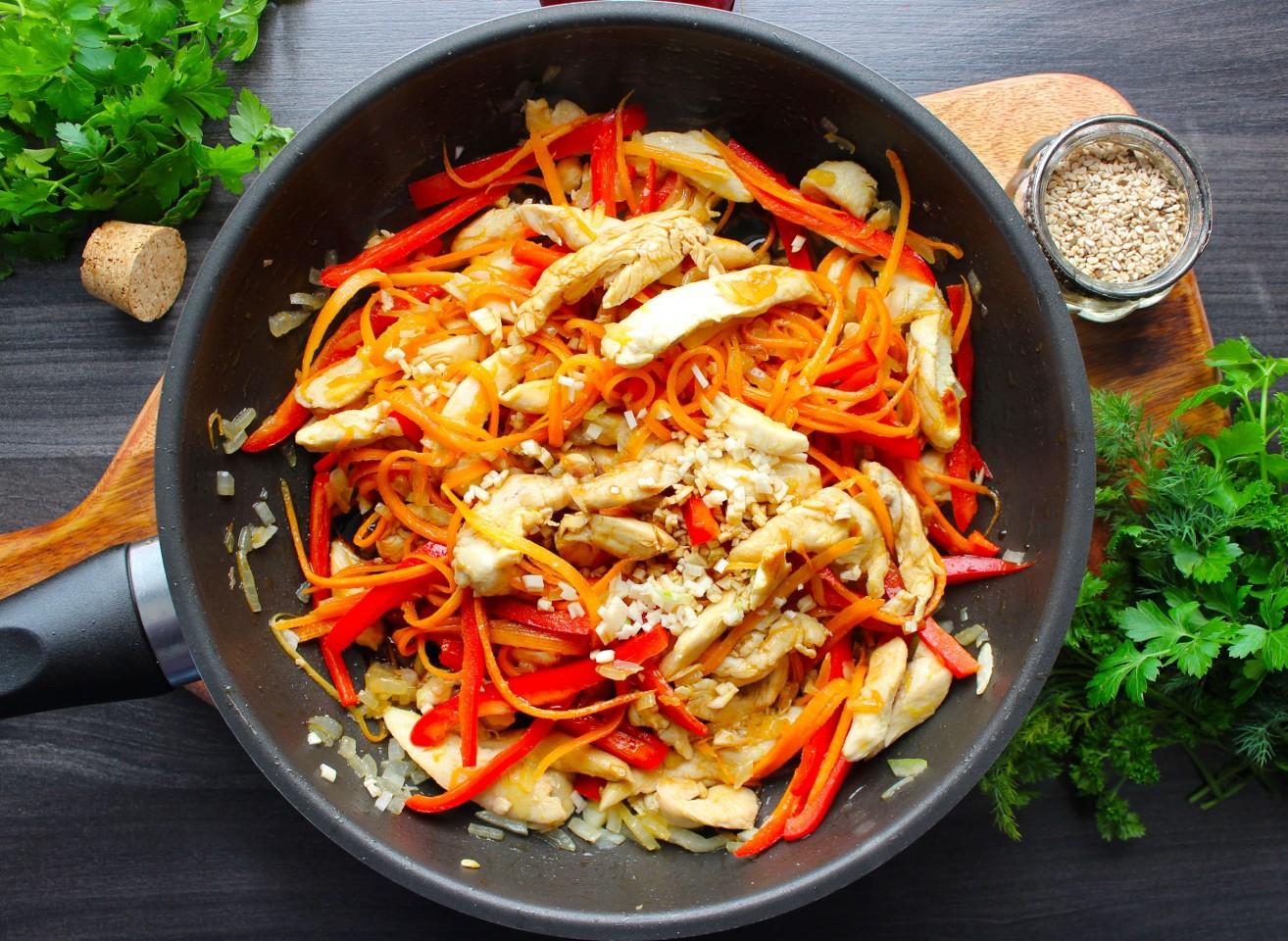 Шаг 11 приготовления Лапша удон с курицей соусом терияки и овощами