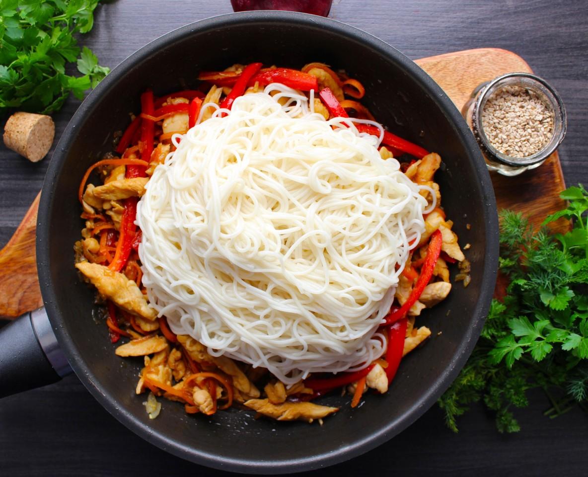Шаг 12 приготовления Лапша удон с курицей соусом терияки и овощами