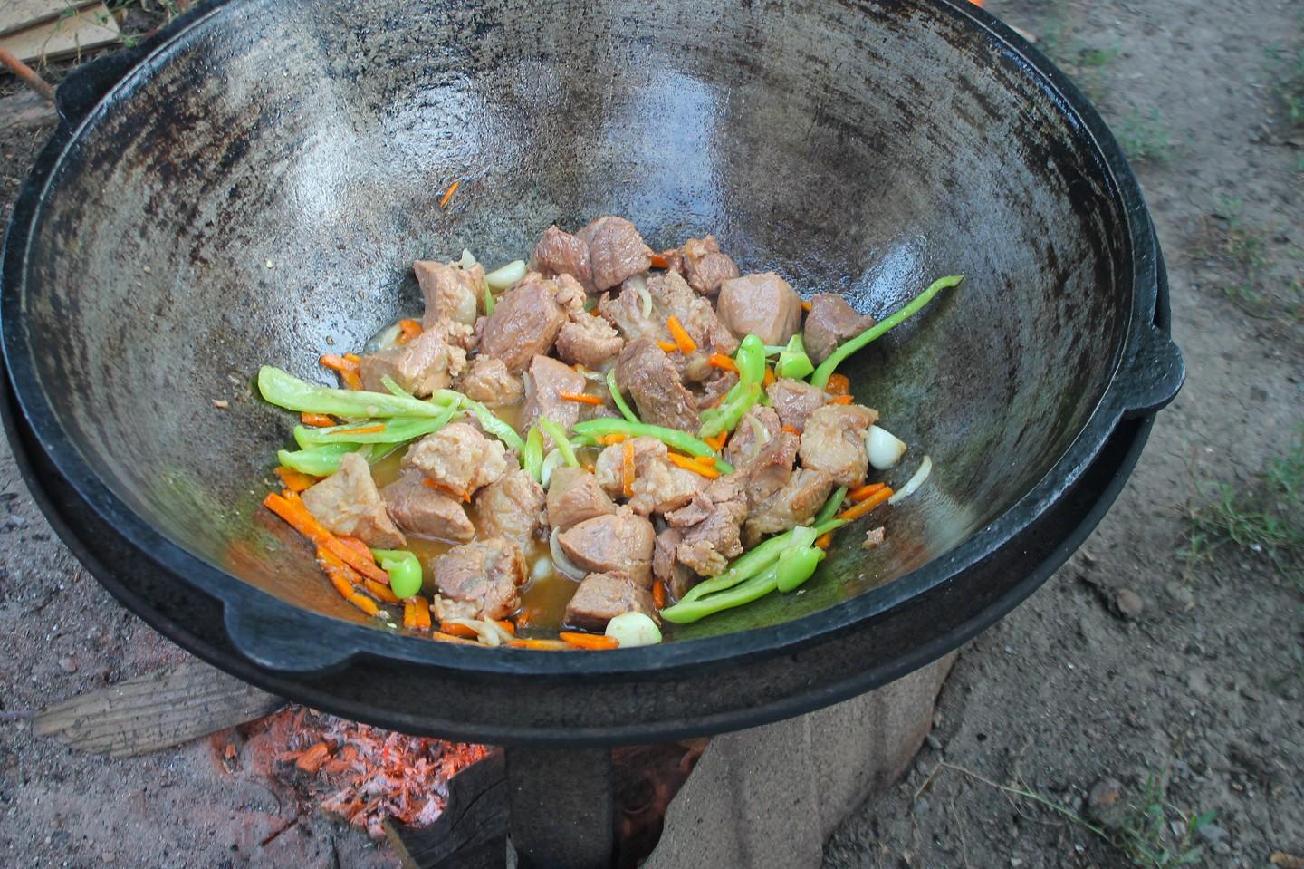 Шаг 10 приготовления Тушеные овощи в казане на костре с мясом