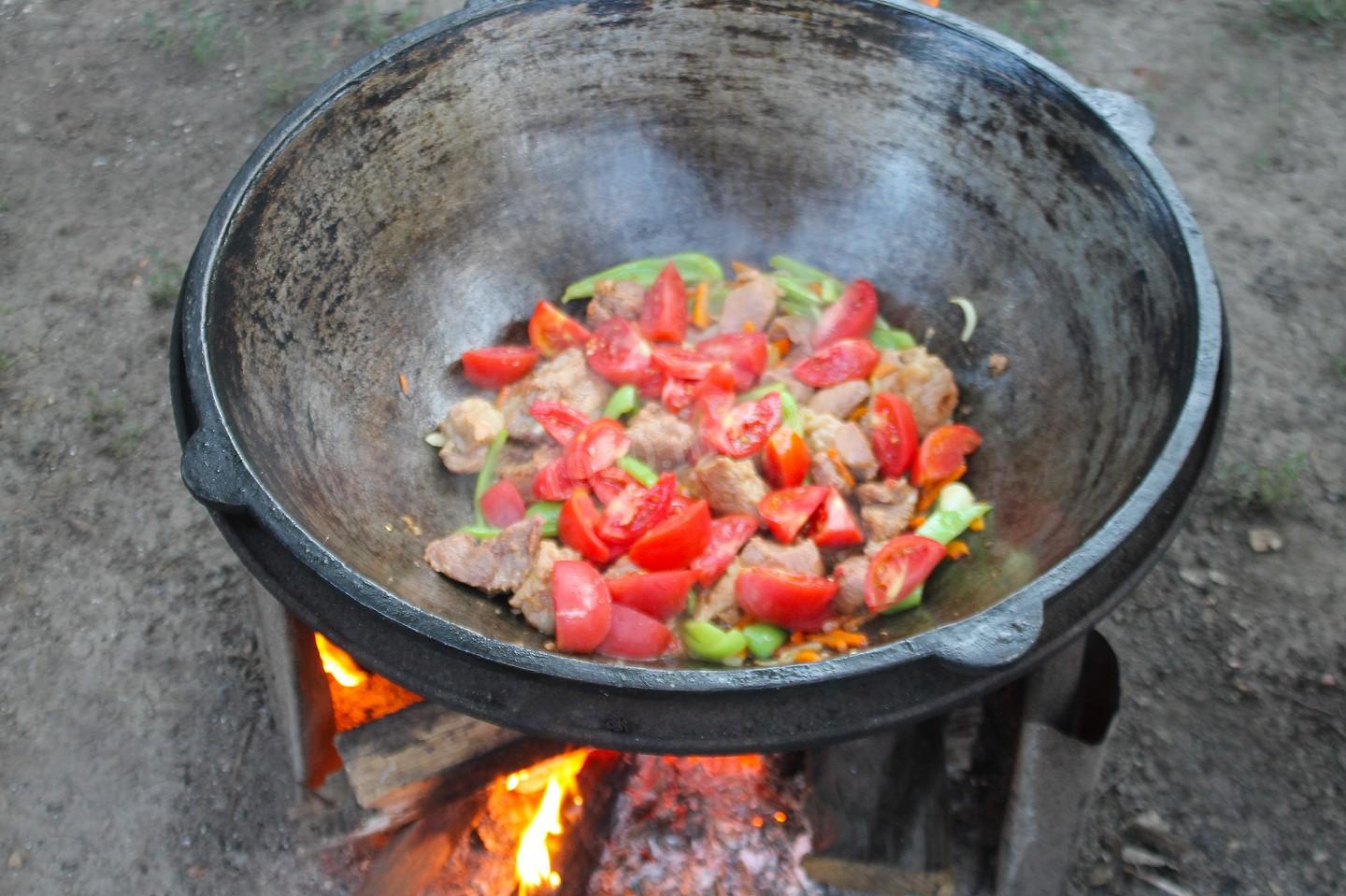 Шаг 11 приготовления Тушеные овощи в казане на костре с мясом