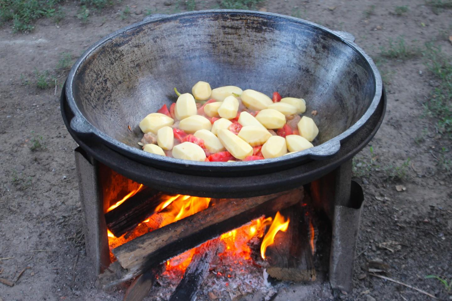 Шаг 12 приготовления Тушеные овощи в казане на костре с мясом