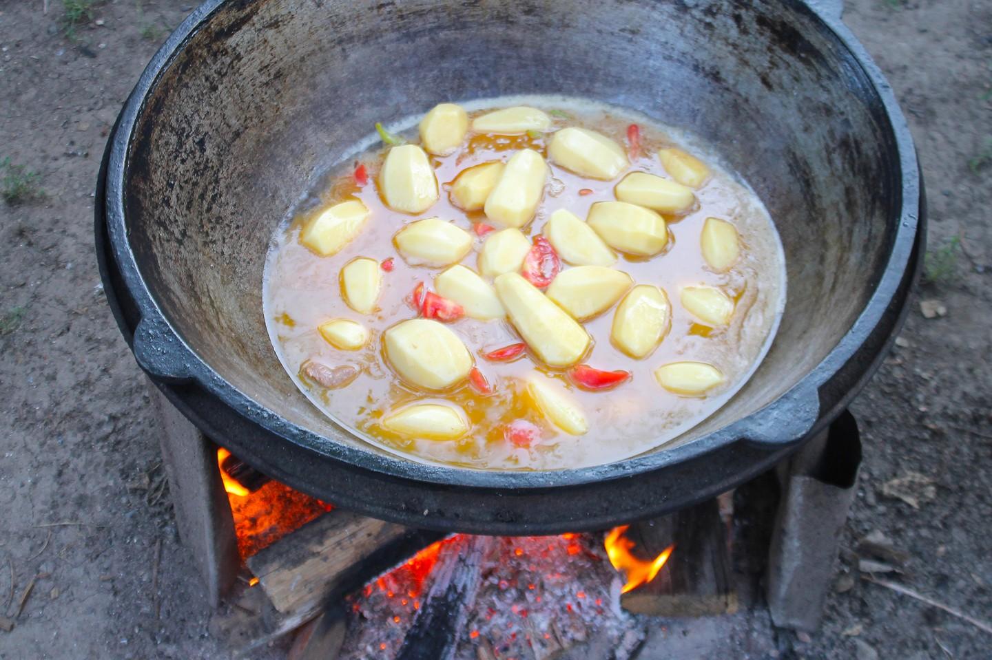 Шаг 13 приготовления Тушеные овощи в казане на костре с мясом