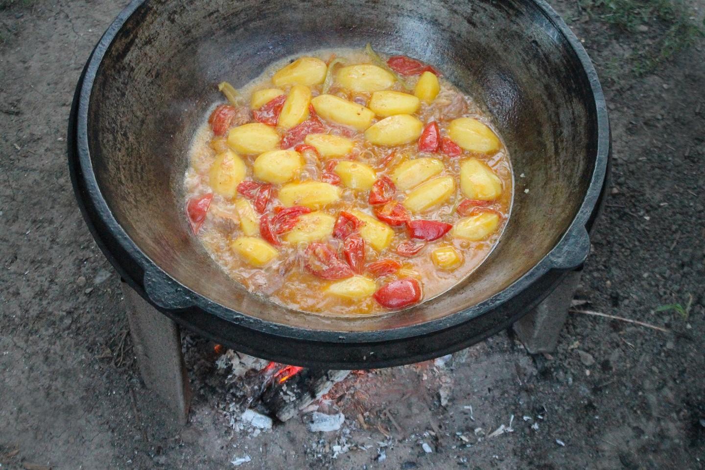 Шаг 14 приготовления Тушеные овощи в казане на костре с мясом