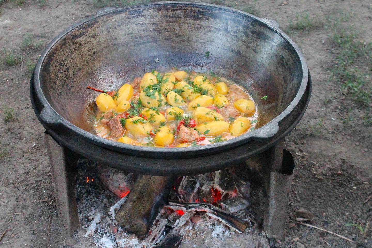 Шаг 15 приготовления Тушеные овощи в казане на костре с мясом