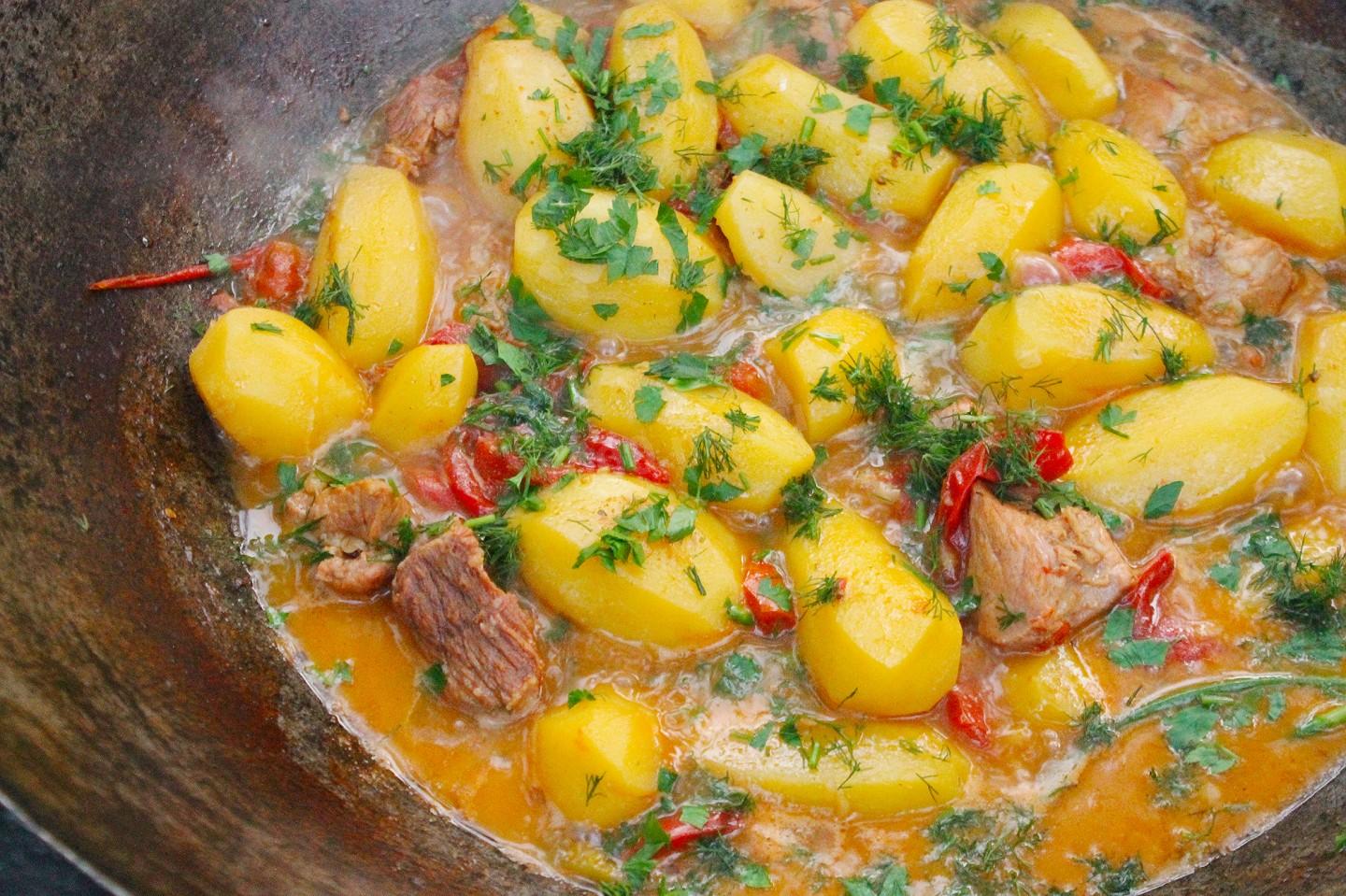 Шаг 16 приготовления Тушеные овощи в казане на костре с мясом
