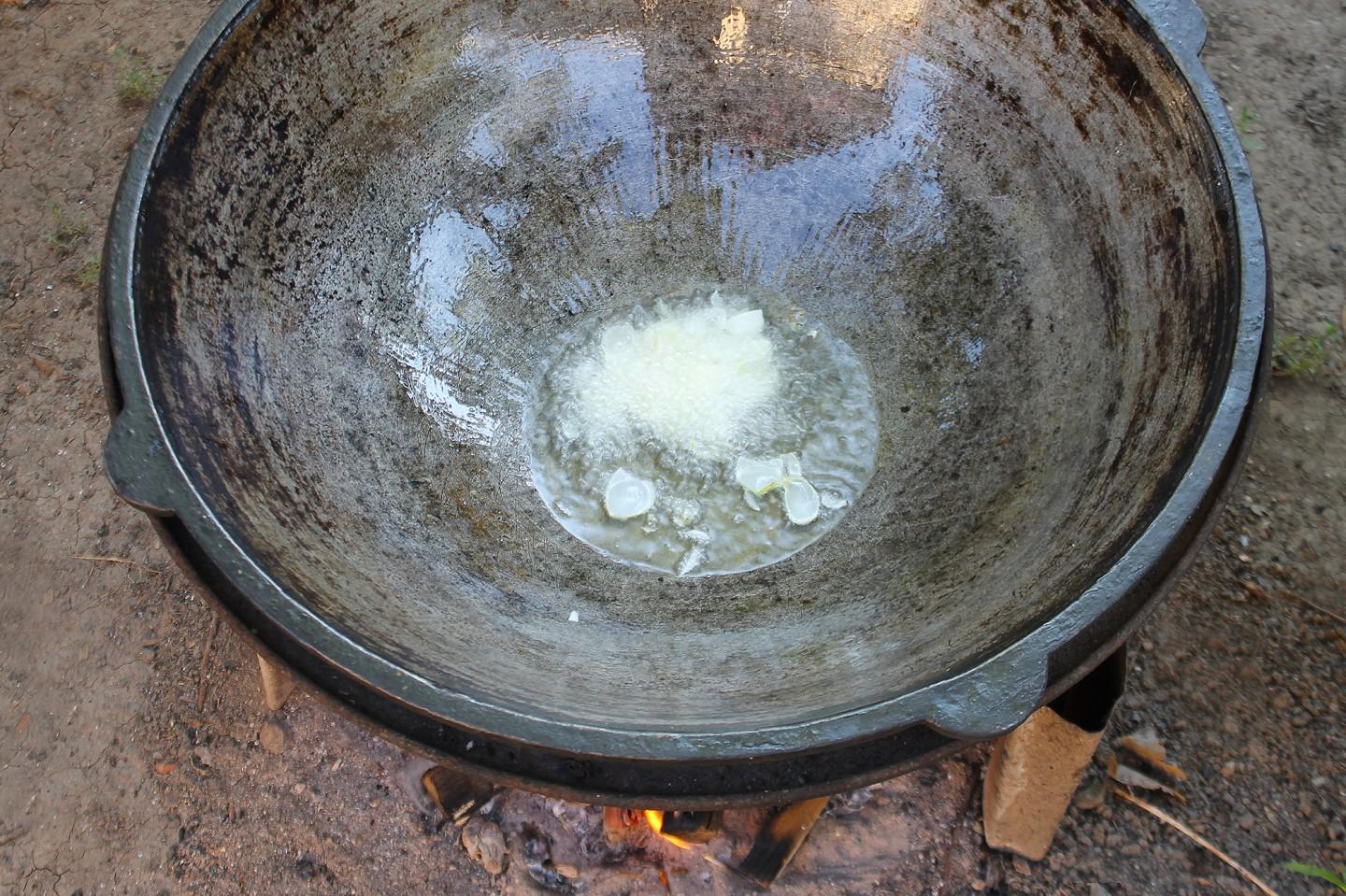 Шаг 4 приготовления Тушеные овощи в казане на костре с мясом