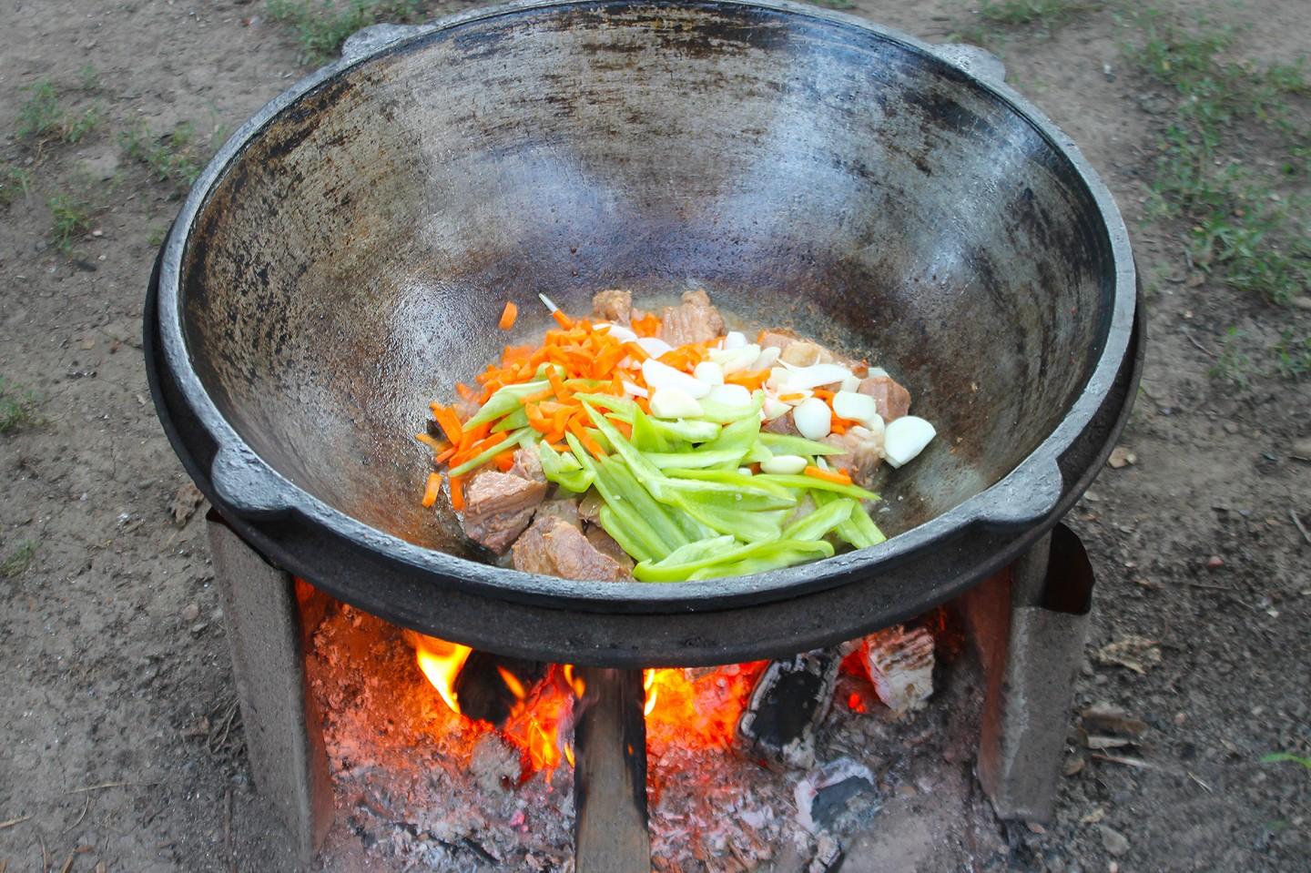 Шаг 9 приготовления Тушеные овощи в казане на костре с мясом
